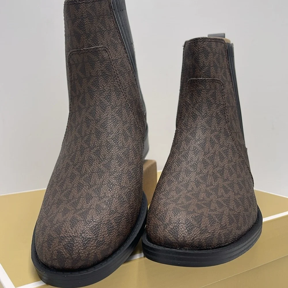 Michael Kors ELLA FLAT BOOTIE MK SIG SM
49F4ELFE5B
BROWN - Picture 5 of 16